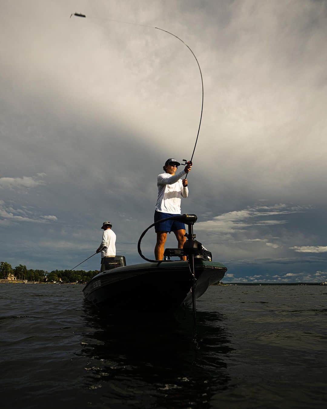 アブガルシアのインスタグラム：「Big baits = big fish🔨 Let us know how you caught ‘em this weekend⬇️ #FishToWin   #abugarcia #fishing #bassfishing #revo」