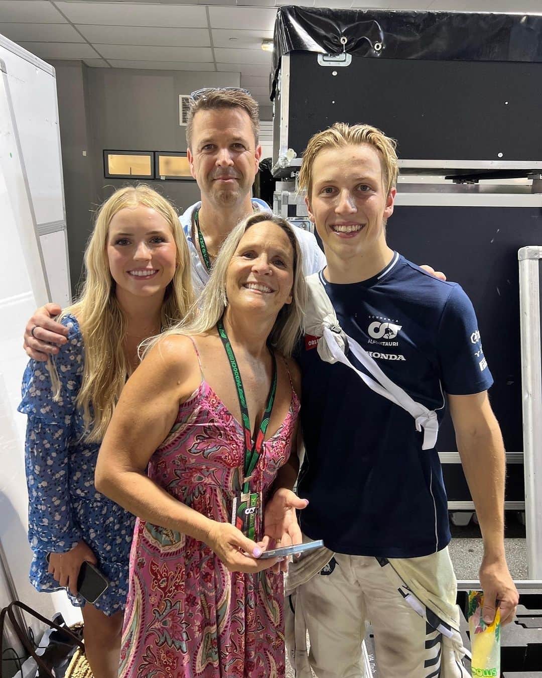 F1のインスタグラム：「First F1 points in the bag for @liamlawson30! 🎒🙌  And his family was there to watch him take them 🥹❤  📸 @alphataurif1   #F1 #Formula1 #SingaporeGP #LiamLawson」