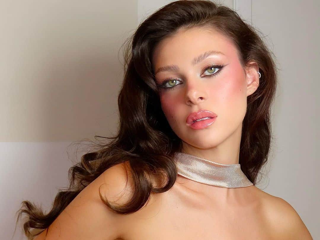 ニコラ・ペルツのインスタグラム：「I went to prom last night 🎀」