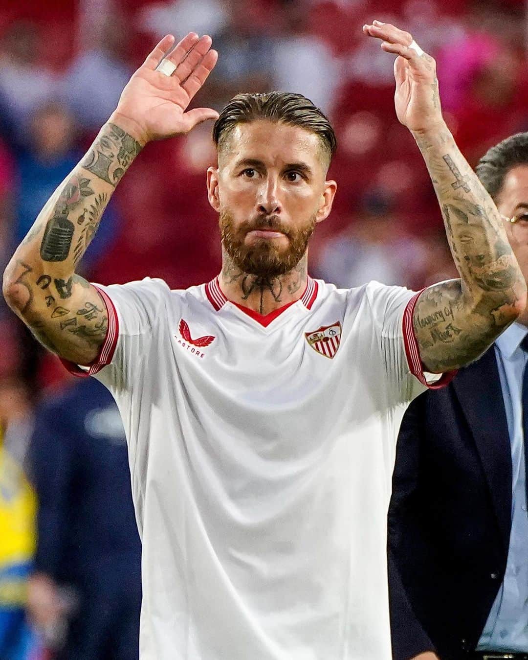 セルヒオ・ラモスのインスタグラム：「Volver a casa sabe mejor con victoria y portería a cero. Ha sido increíble sentir el calor del Ramón Sánchez-Pizjuán 6.595 días después. ¡Seguimos!   Returning home tastes better with a win and a clean sheet. It's been amazing to feel the support of the Ramón Sánchez-Pizjuán 6,595 days later. Let's keep going!   @sevillafc ⚪️🔴」