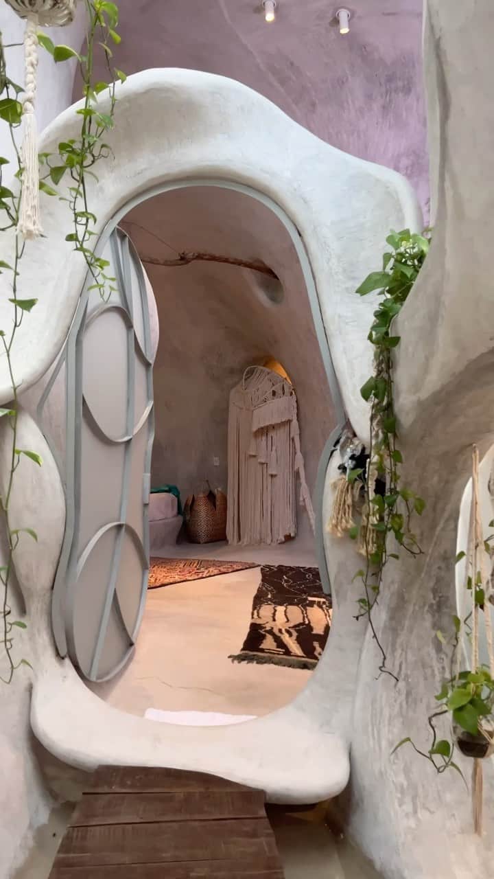 Earth Picsのインスタグラム：「Our friend @roth.azulik founder and visionary behind Azulik invited us to his home. This was my second time there since he had just built it years ago and I have to say it felt as magical as the first time i was there.   message @ericdamier for permission to share video.」