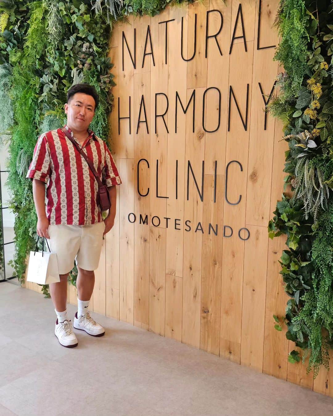 ゆっこママのインスタグラム：「そういえば二週間前に 糸リフトやったんです！  @natural_harmony_clinic   左右五本ずつ💜 今はダウンタイムも終わり 痛みもなくなりました。  美容成分が内側から出てお肌がぷるんぷるんになりました！」