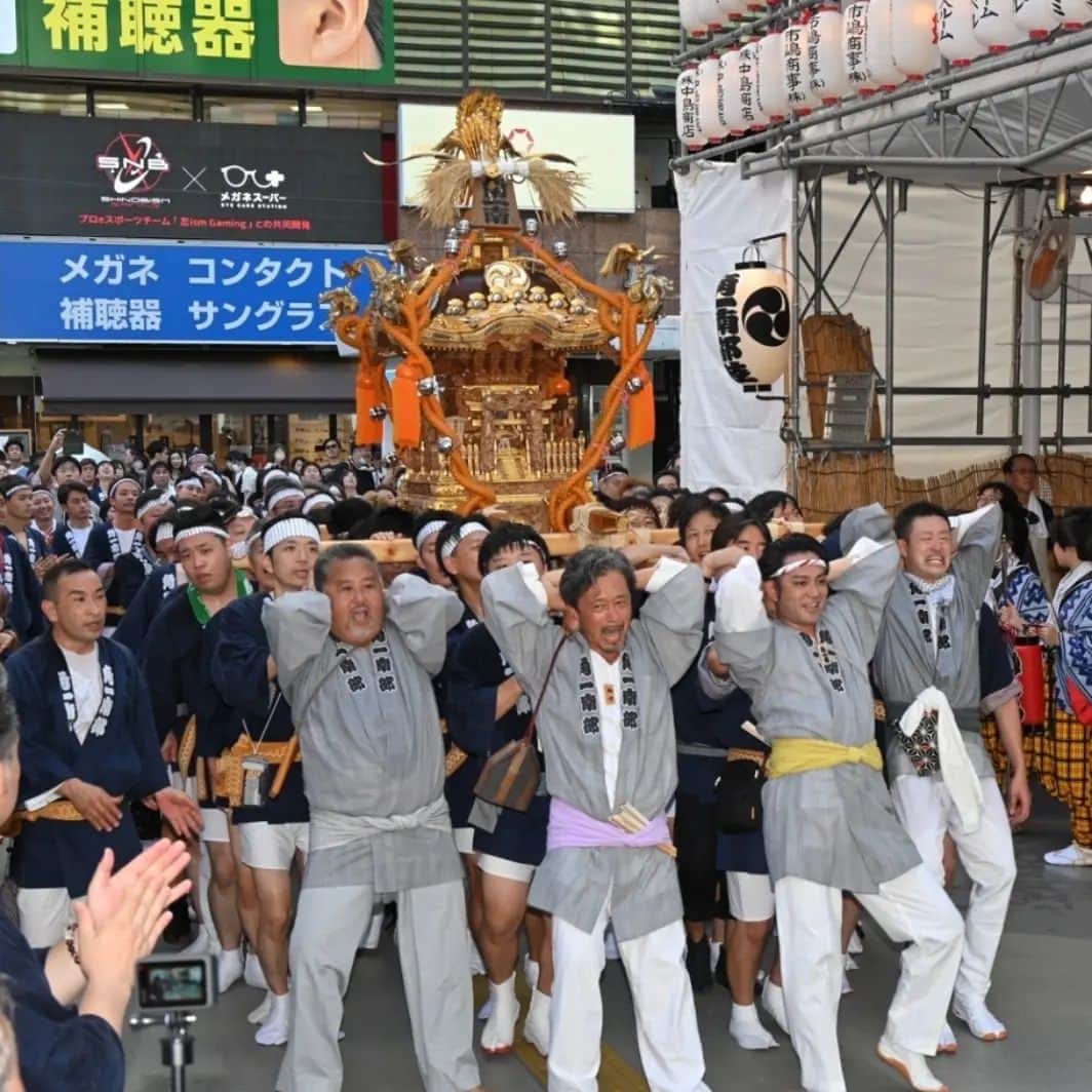 伊禮俊一のインスタグラム：「毎年新宿エイサーまつりの音楽フェスでお世話になっている新宿⛩️十二社熊野神社⛩️角一南部睦の御神輿♪  地域の神様に感謝しながら参加させて頂きました✨  総大の清水さん、関係者の皆さま、貴重なお祭りに今回も参加させて頂き、本当にありがとうございました😊✨  御神輿担いでいる、みなさん素敵でした！お疲れ様でした✨  photo by Yoshihiro Takemoto」