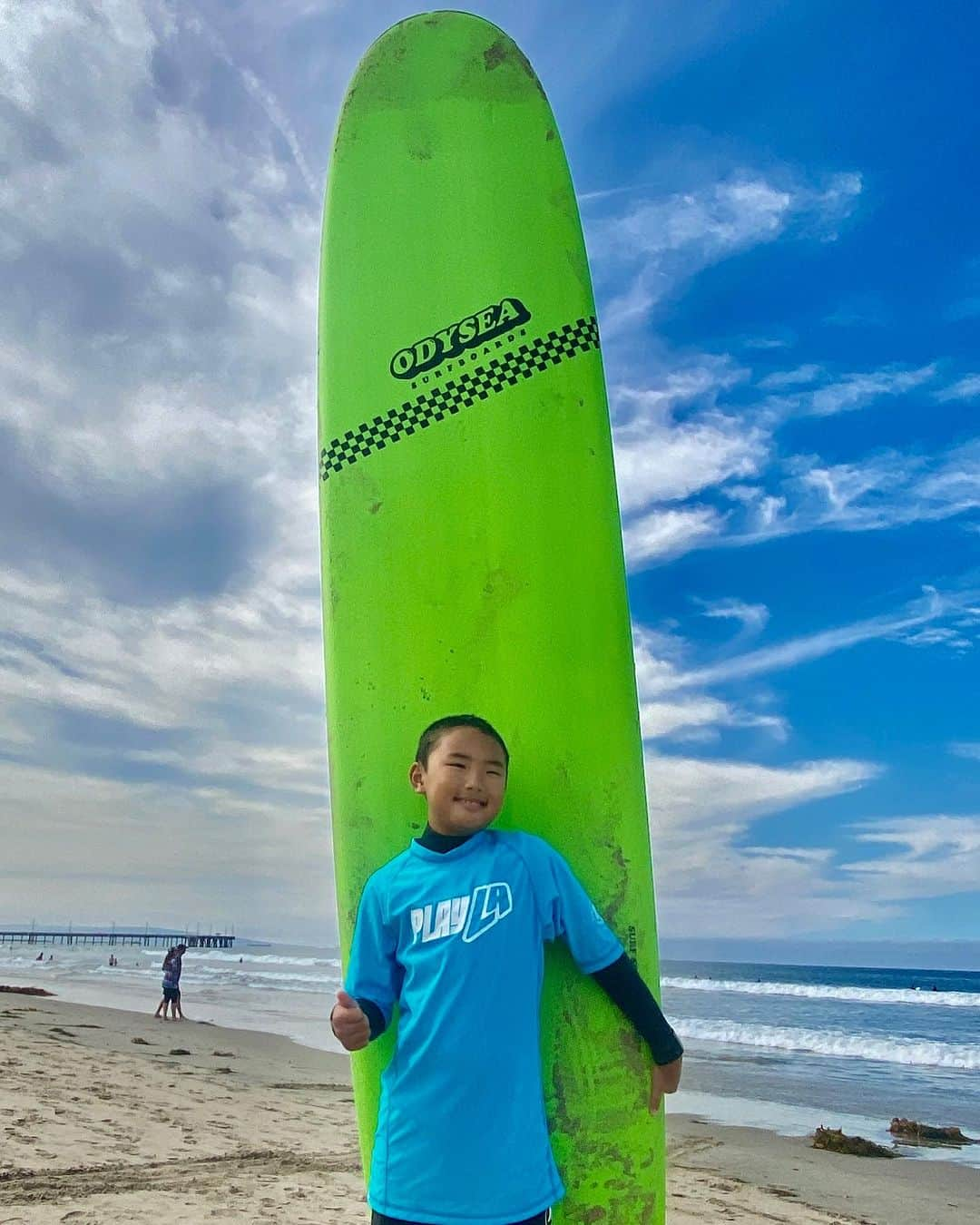 鈴木一真のインスタグラム：「#サーフィン はじめました。  Way to go! My buddy had overcome his fear of the waves. So, he mastered surfing in only three times.  赤ちゃん時代は波を恐れ、マリブビーチまで行ったのに2秒で退散せざるを得なかったセガレ、、しかし今年の夏は違いました！  思い起こせばバリ島で始めたサーフィン。そしてハワイ、新島と続けてチャレンジしましたが初めて波に乗れたのはその後の宮崎でした。だのにセガレは3回目で波に乗って笑顔であちこちに手を振っているではありませんか、、また負けたかよ、、  #NewChallenge #Surfing #Surf #BoardSports #SidewayStance #asd  #鍋はじめました的な」