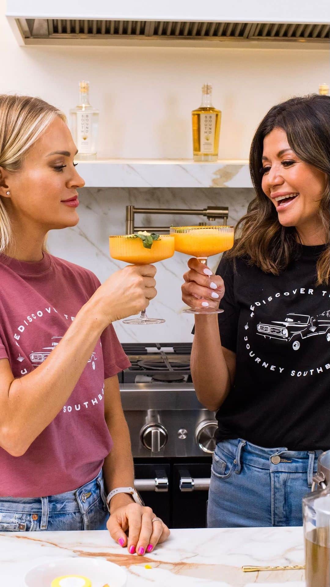 のインスタグラム：「We’re Feelin’ Peachy, what about you? Episode 2 of Garden to Glass is here!  @iveychilders and @carrieunderwood are bringing the laughs and the perfect frozen margarita with a Southbound twist 🍑 Think orchards, honey bees, canning, and more. Get ready to smash basil and grate frozen peaches; your guests will thank you later.   Grab your #SouthboundReposado and head to our YouTube for the full recipe. Cheers!   #SouthboundTequila #DrinkSouthbound #RediscoverTequila」