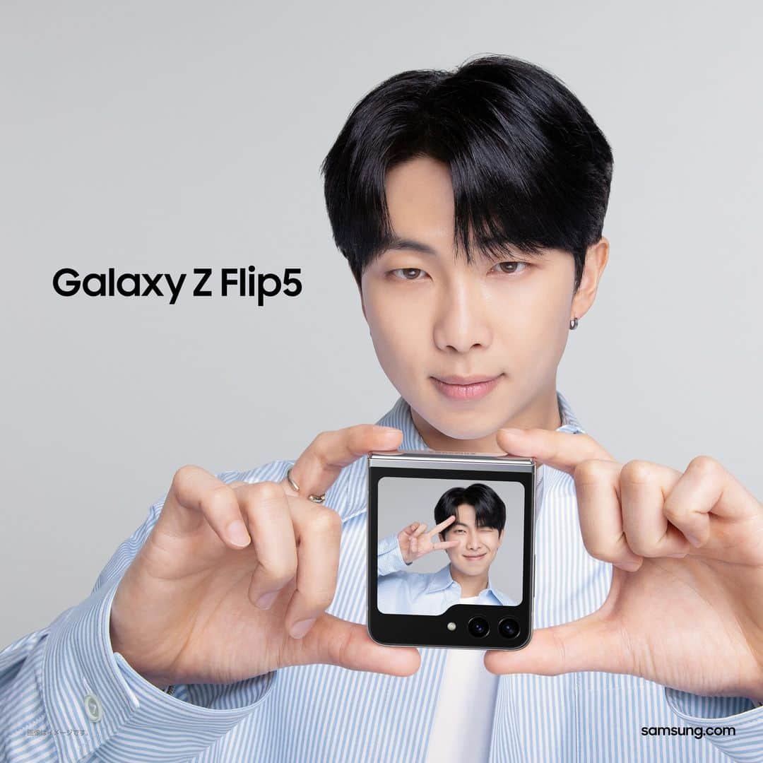 Galaxy Mobile Japanさんのインスタグラム写真 - (Galaxy Mobile JapanInstagram)「#GalaxyZFlip5 には大きなフレックスウィンドウを搭載。 @bts.bighitofficial RMさんの写真を設定すれば、いつでも彼の素敵な笑顔を眺めることが出来ます🥰  #GalaxyxRM #JoinTheFlipSide」9月18日 12時00分 - samsungjpn