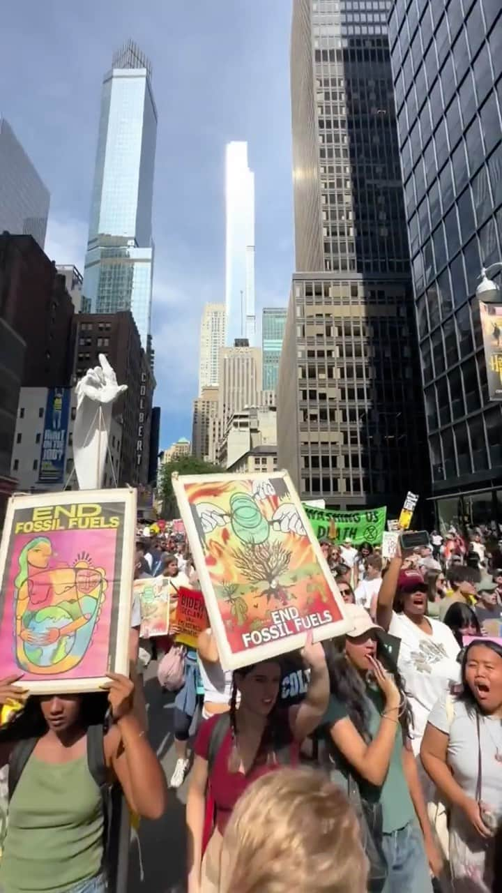 Jacob Simonのインスタグラム：「#ftfaot it’s September 17, 2023 and 50,000 people marched through NYC to #endfossilfuels. Were you there? #goodnews #climativity #september17」