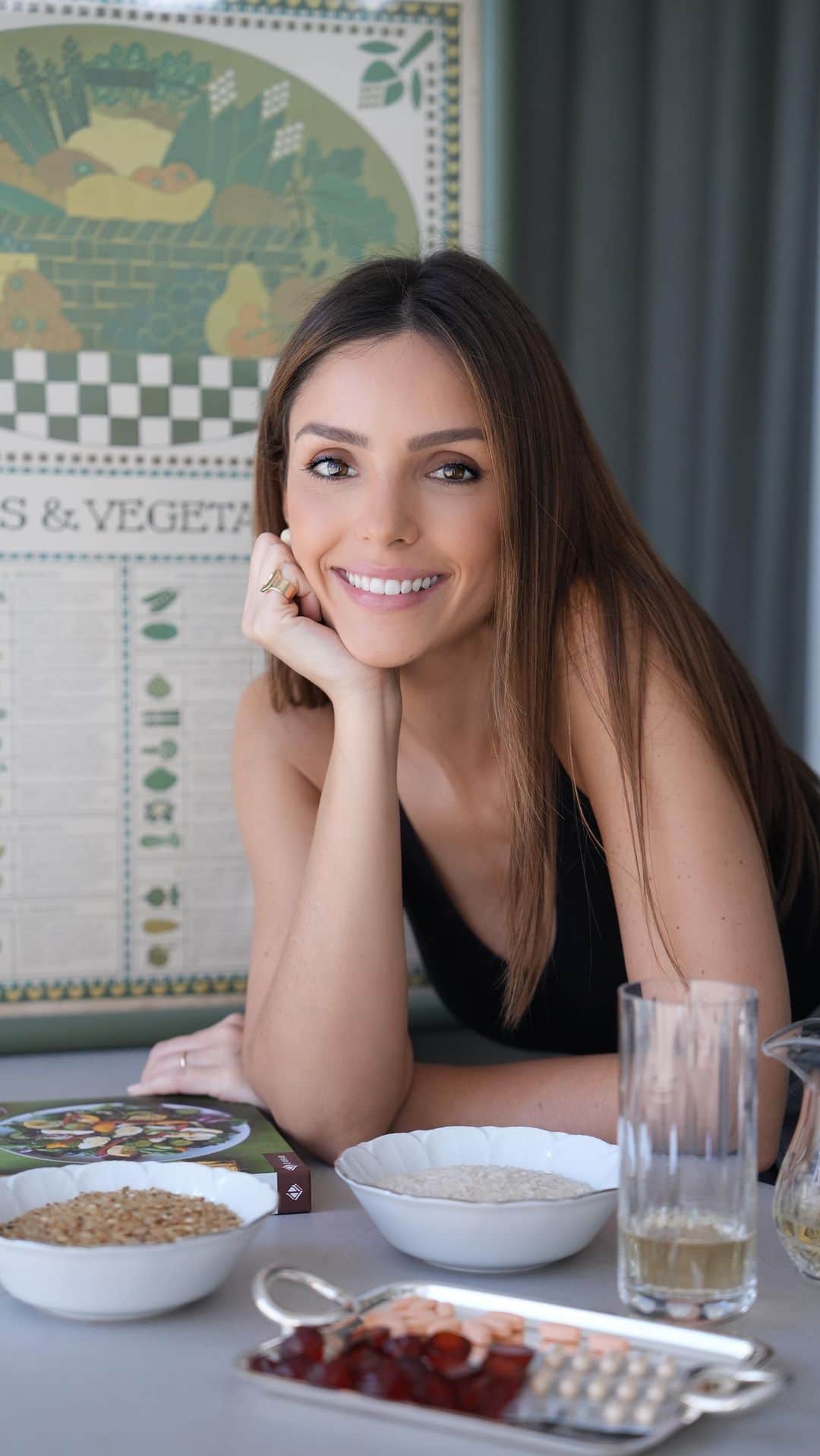 カロリーネ・セリコのインスタグラム：「Verdade e Mito | 4 verdades e mitos sobre emagrecimento que descobri na jornada com a @litisaude, na busca da minha melhor versão!  Me conta aqui, um mito ou verdade que você descobriu durante o processo de vida mais saudável?」