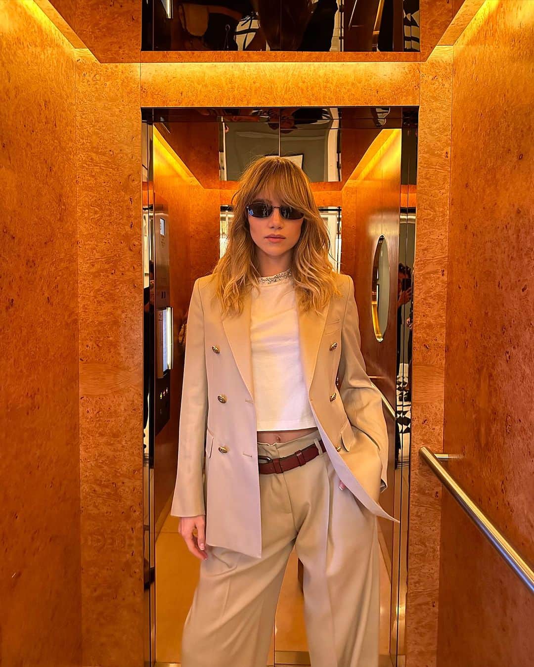 スキ・ウォーターハウスのインスタグラム：「Friday eve ❤️ Dreamed By collection with @goldengoose now at @brownsfashion 💫  #GoldenGoose  #HAUSofDreamers」