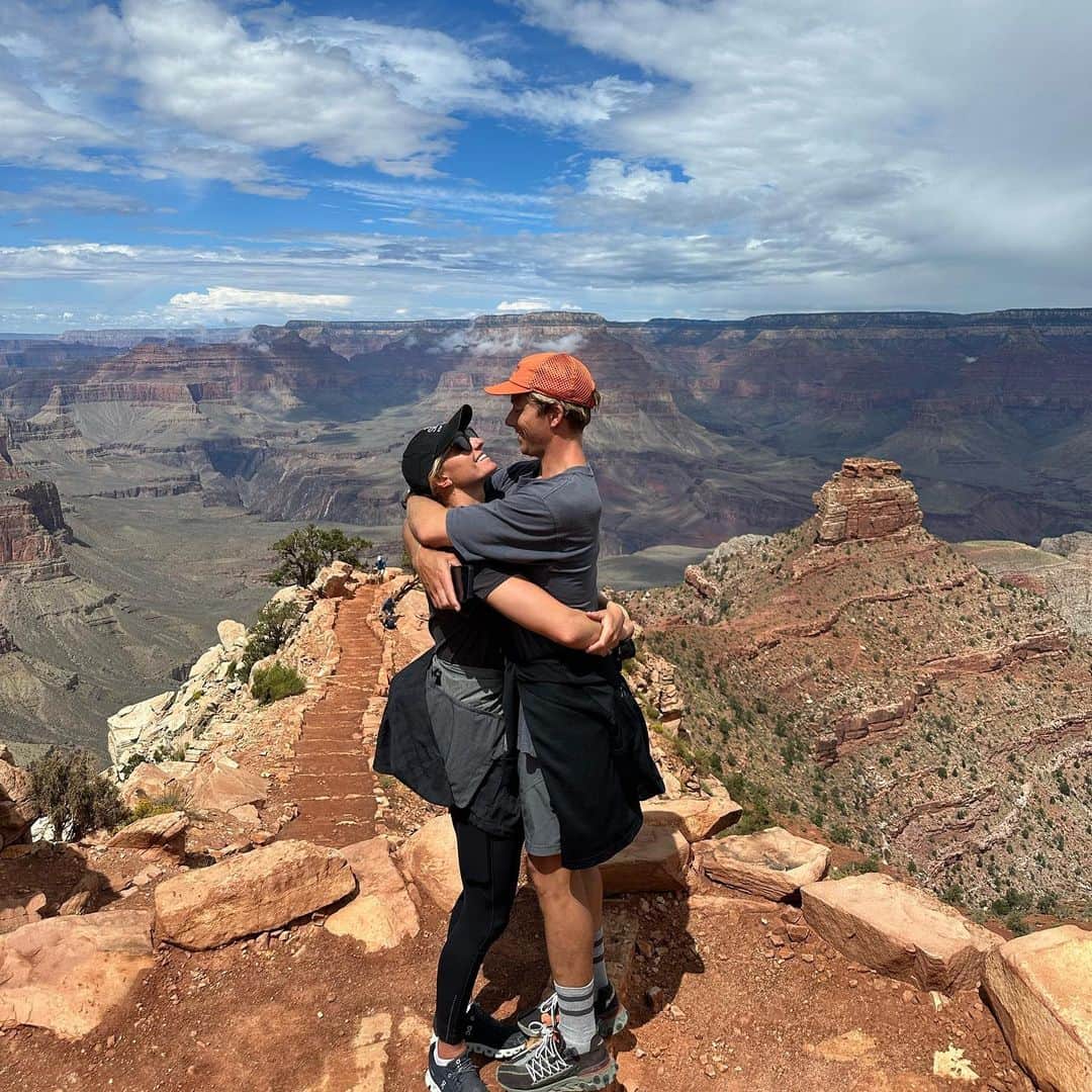 レイキー・ピーターソンさんのインスタグラム写真 - (レイキー・ピーターソンInstagram)「Nothing like a last minute road trip!!Zion - Grand Canyon - Vegas. We did it all 🥾🏕️🎰🎤 also @adele is a queen and a half. 🇺🇸🇺🇸 best times ever @thomas_allan @picklummolly」9月18日 6時15分 - lakeypeterson