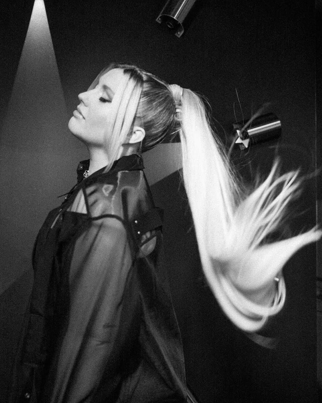 のインスタグラム：「This weeks agenda: ‘May my life be as held together as this ponytail!’ 👱🏼‍♀️😜 x.  E   H&MU: @lisalaudat1  Styling: @victoriajayneadcock Wearing: @rickowensonline @tibi  Jewellery: @septembertwentytwojewellery  Photographer: @osullivanluke」