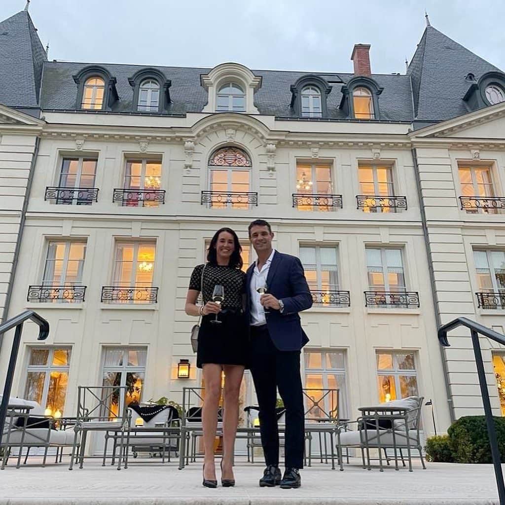 ダニエル・カーターのインスタグラム：「Loved exploring the Champagne region, especially @moetchandon's Chateau de Saran – an incredible place and even more special to be able to experience it with my family.」