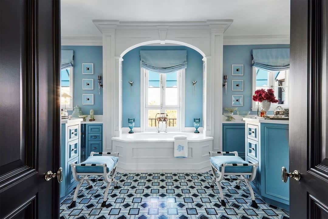 のインスタグラム：「More is always more at the home of beauty entrepreneurs  Jerrod Blandino and Jeremy Johnson. The pair reached out to the designer of their first house, ELLE DECOR A-List talent Mary McDonald (@marymcdonaldinc), whose fashion background lends her interiors a chic sense of color and pattern. And this bathroom suite certainly earns a “best-dressed” award. Here, graphic blue tiles  by Walker Zanger play off the shape of the tub and an octagonal center island. “We create products that inspire people to live their best lives, so we need our own environments to make us feel like we are living that dream,” Blandino says. “Mary captures that desire so beautifully.”  Click the link in the bio to tour the rest of this opulent California estate, as featured in our September 2023 issue. Written by @cokhio. Photographed by @samfroststudio. Styled by @amykchin.」