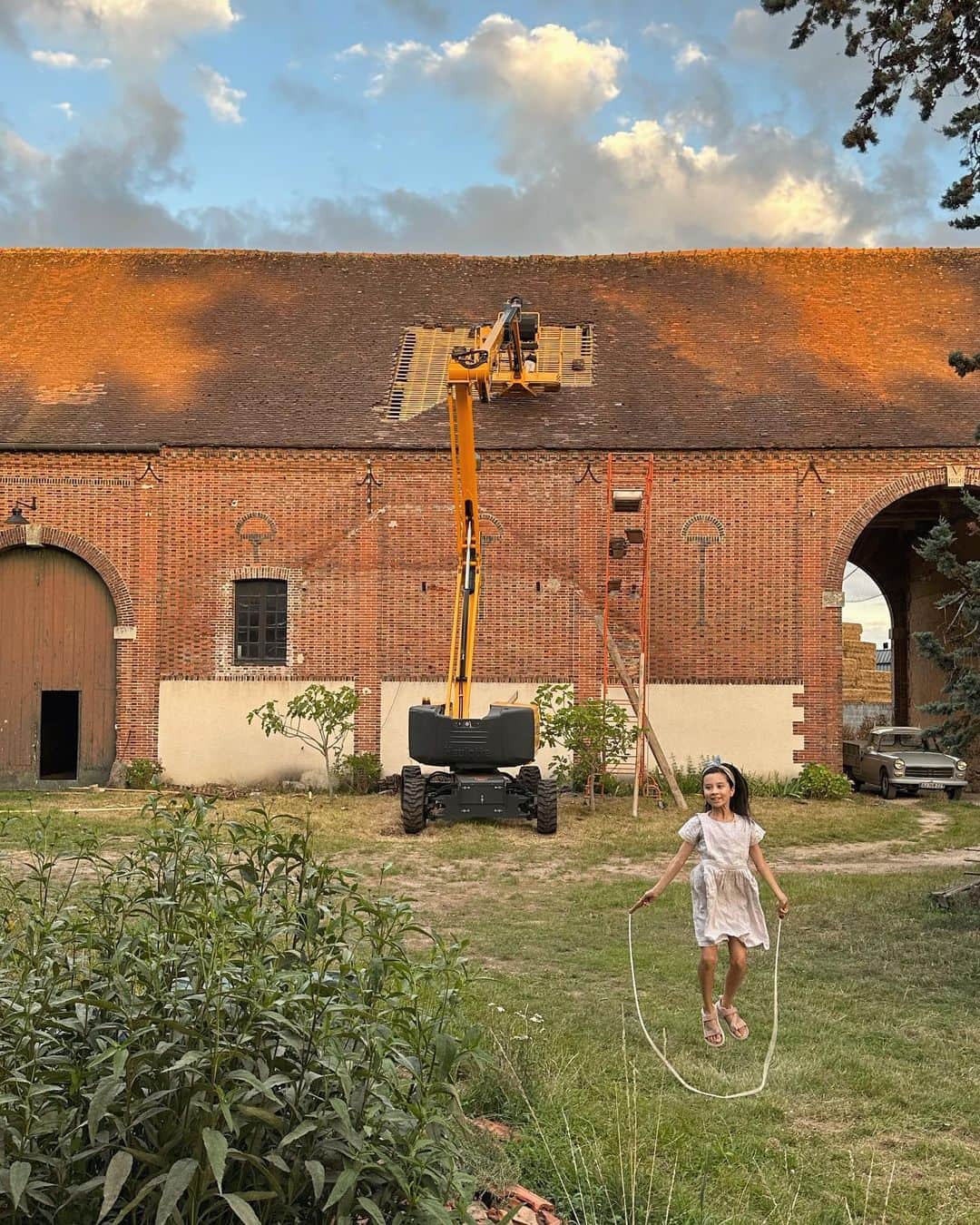 フィロとポンポンのインスタグラム：「Un souvenir de nos vacances studieuses de cet été. Papa répare le toit de l’atelier et je le surveille d’un oeil tout en m’entraînant…🩵🧡」