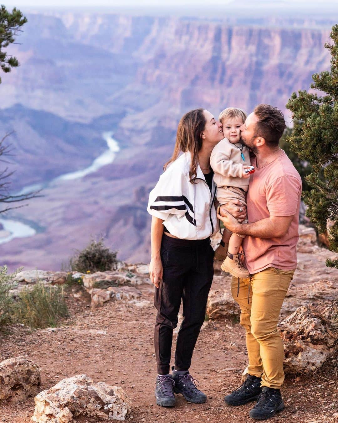 Samuel Lippkeさんのインスタグラム写真 - (Samuel LippkeInstagram)「What an adventure. I could not be happier with the memories and the wildness we took in together. Full blown mega journey. #thelippkes @xenia.lippke @myteagueala @mygildedlily」9月18日 6時32分 - samuel.lippke