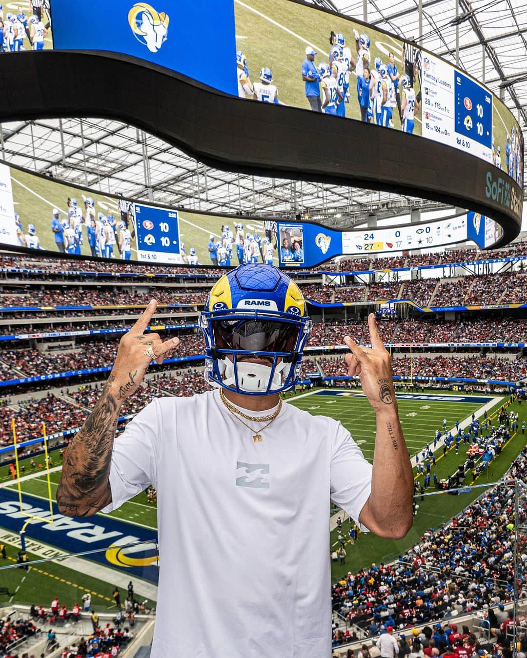 イタロ・フェレイラのインスタグラム：「Tô entendendo nada, mas eu tô aqui…   I am here, but it is hard to get it all! 🫣 @oakley   #sofistadium  #nfl #losangeles #rams #ramshouse #gameday」