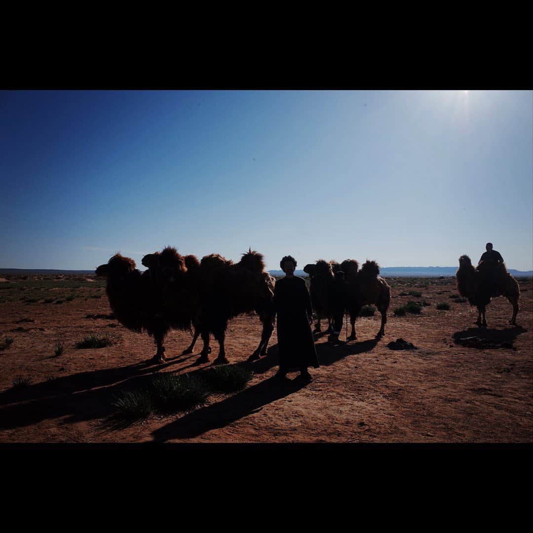 山中崇さんのインスタグラム写真 - (山中崇Instagram)「VIVANT、最終話までお付き合いいただいた皆様ありがとうございます。 この壮大なストーリーを構成するひとりとして、アリとして、作品創りに関われて光栄でした。 📸クランクアップ時にドライバーのザヤさんと、ゴビ砂漠にて。モンゴル相撲の選手でもあります。モンゴルではモンゴルスタッフの方たちの笑顔がとても印象的でした。 #vivant」9月18日 6時35分 - takashi_yamanaka.official