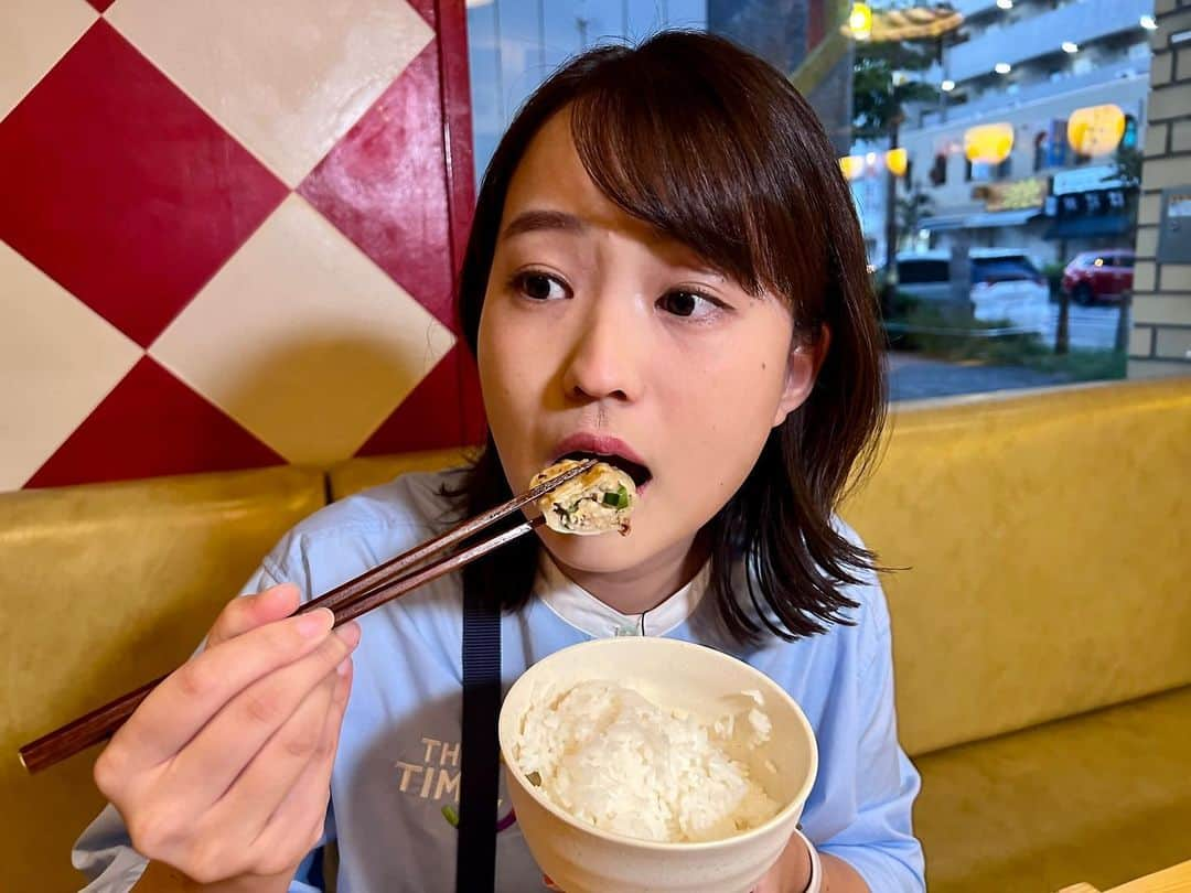 篠原梨菜のインスタグラム：「#早朝グルメ 東京・池袋駅近く 中華酒菜たなかへ！ 朝5時まで営業の人気店です！ こだわりの手作り点心の中で 看板メニューの焼き餃子😋 野菜たっぷり！豚肉のジューシーな味わい。自家製ラー油はニンニク・玉ねぎ入りでガツンと来る！ライスも注文するっきゃない！😋 #朝5時の美味time #thetime_tbs #中華酒菜たなか  #中華料理  #池袋グルメ  #焼き餃子 #tbs」