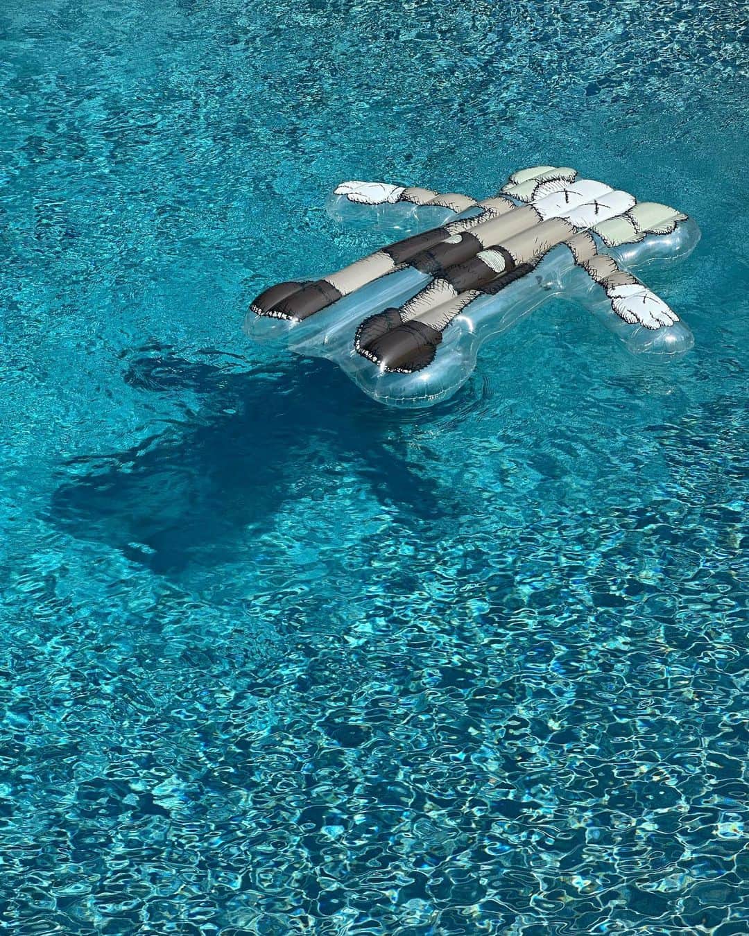 KAWSONEのインスタグラム：「Was today the last pool day of the year? #KAWS @arr.allrightsreserved」
