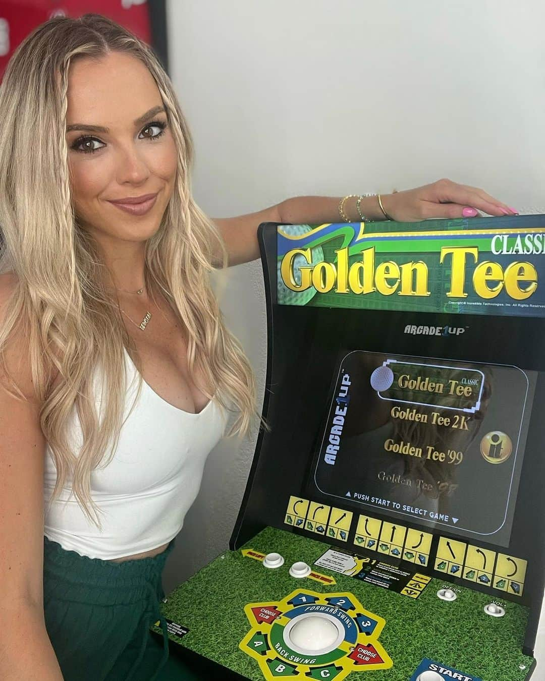 Elise Lobbのインスタグラム：「Who loves playing Golden Tee?! 😍⛳️🏌🏼‍♀️ The Golden Tee Mobile World Championship is on !! Watch LIVE all weekend long at www.Youtube.com/GoldenTee and www.Twitch.tv/GoldenTee. Then you gotta go download Golden Tee Tournament Edition and start playing like a pro at skillz.com 😎 it’s actually really fun haha so go download it now!  I’ll never steer you guys wrong 😛   #golf #goldentee #skillz」