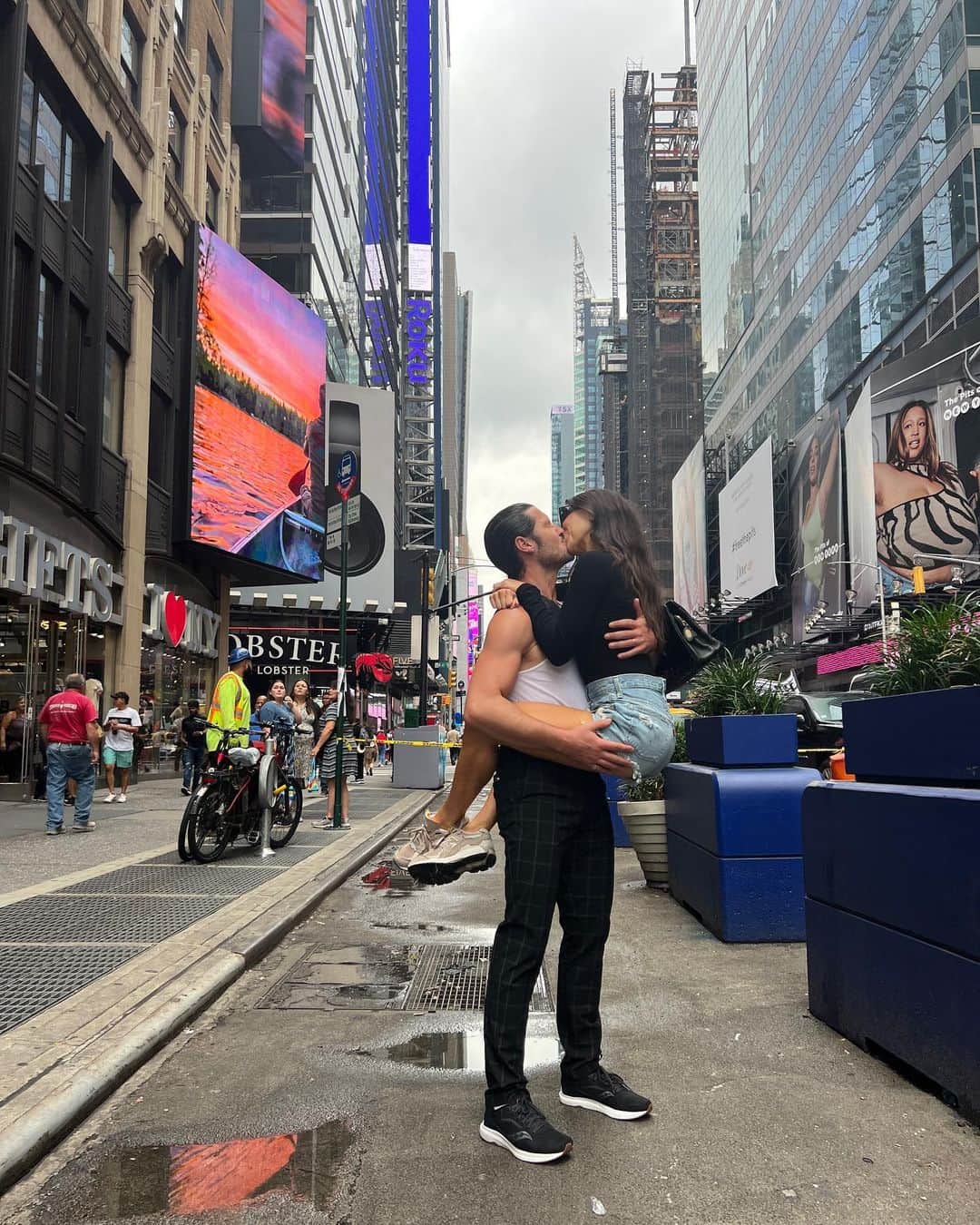 ジェナ・ジョンソンのインスタグラム：「Recently 🏙️👶🏻👗📸🩵🐙🖼️🏃🏻‍♀️💡🪩」