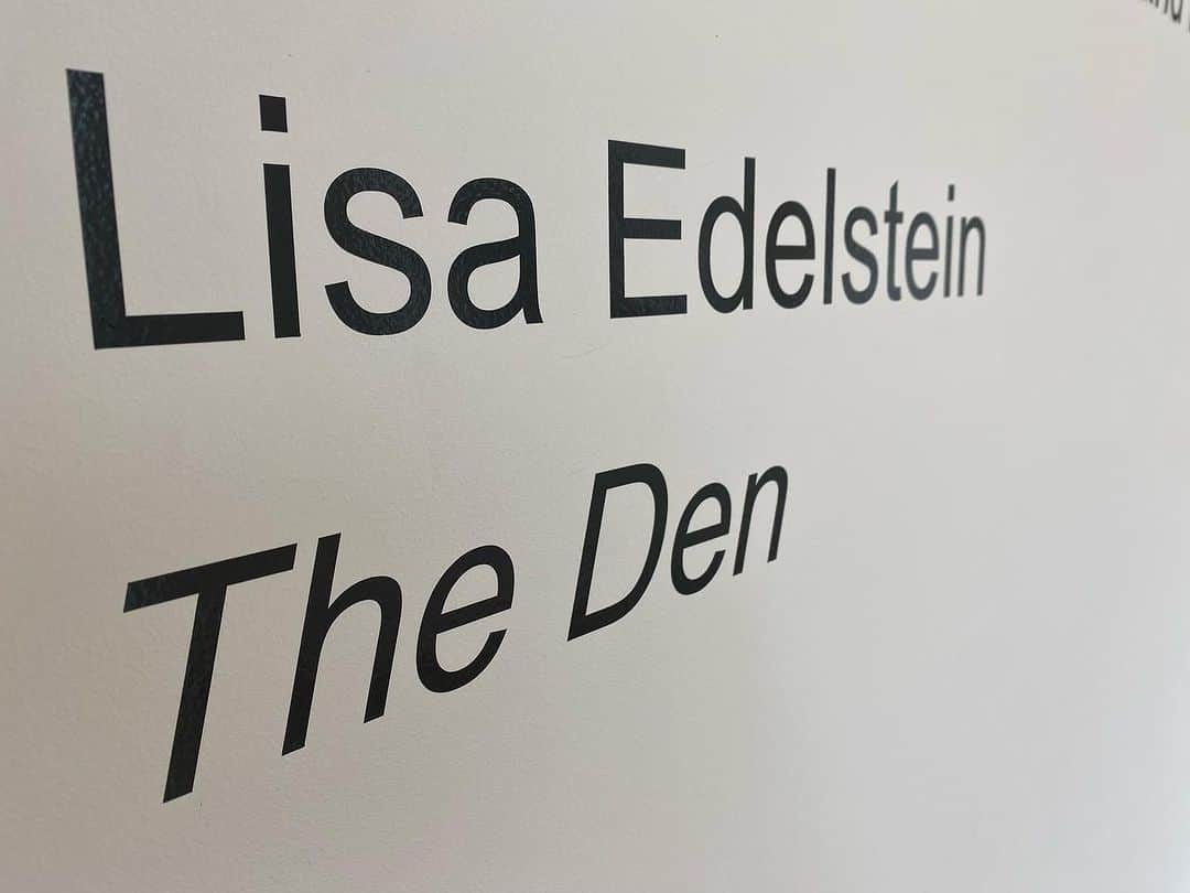 リサ・エデルシュタインさんのインスタグラム写真 - (リサ・エデルシュタインInstagram)「Wow, some of my favorite people came to the opening at @anatebgigallery and it was such a beautiful experience. Thank you! The show is up til October 28th xxxxx  6150 Wilshire Blvd  Tuesday-Saturday」9月18日 6時42分 - lisaedelstein