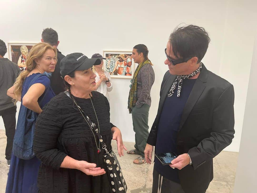 リサ・エデルシュタインさんのインスタグラム写真 - (リサ・エデルシュタインInstagram)「Wow, some of my favorite people came to the opening at @anatebgigallery and it was such a beautiful experience. Thank you! The show is up til October 28th xxxxx  6150 Wilshire Blvd  Tuesday-Saturday」9月18日 6時42分 - lisaedelstein