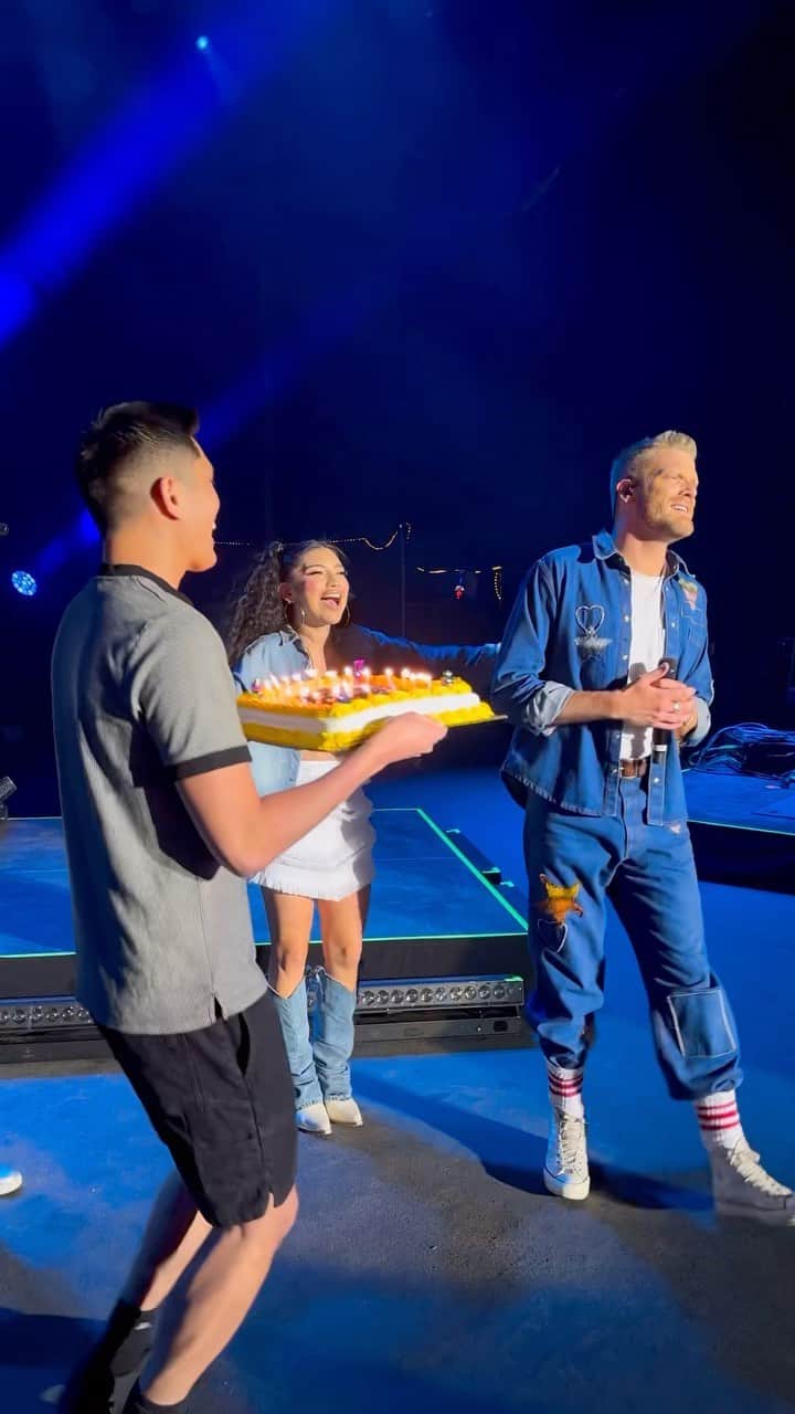 スコット・ホアイングのインスタグラム：「thank y’all so so so much for the birthday love!!! what a way to end the best year yet 😭」
