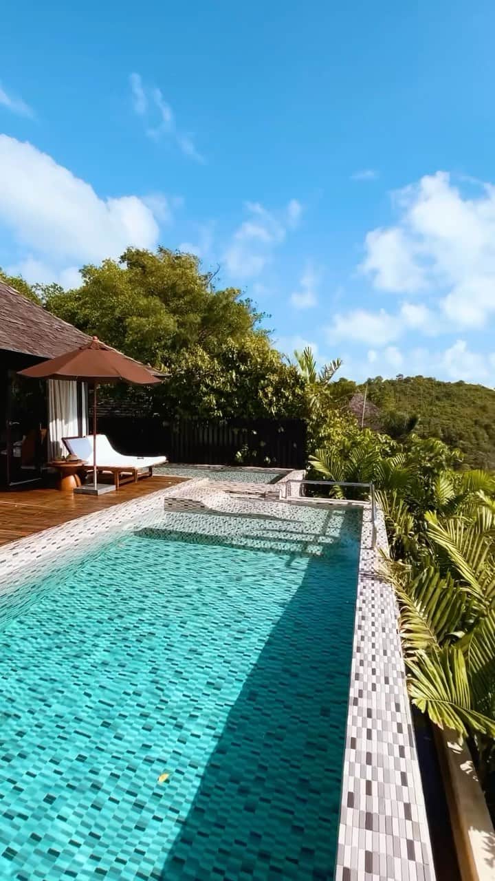 BEAUTIFUL HOTELSのインスタグラム：「@palomafts’ stay at Silavadee Pool Spa Resort in Koh Samui, Thailand is exactly what we need right now! 🌴 Built into the cliff of Laem Nan Beach, this luxurious resort offers a tropical paradise with private pools, spa relaxation and breathtaking ocean views. 🌊  📽 @palomafts 📍 @silavadeeresort, Koh Samui, Thailand 🎶 Anna of the North - My Love」