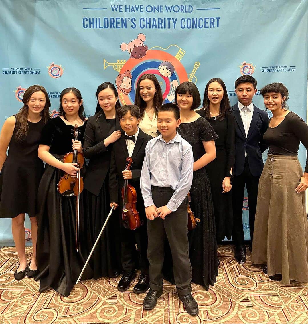 のインスタグラム：「What a day! Supporting @wehaveoneworlduk today by hearing this children's charity concert was truly such a joy 😊 Thank you for having me as guest of honour, the honour was all mine. Slide to hear part of my speech that I gave 😀 and the incredible young musicians performing Joe Hisaishi!  @savechildrenuk #WeHaveOneWorld #EmpoweringYoungMinds #MusicMatters」