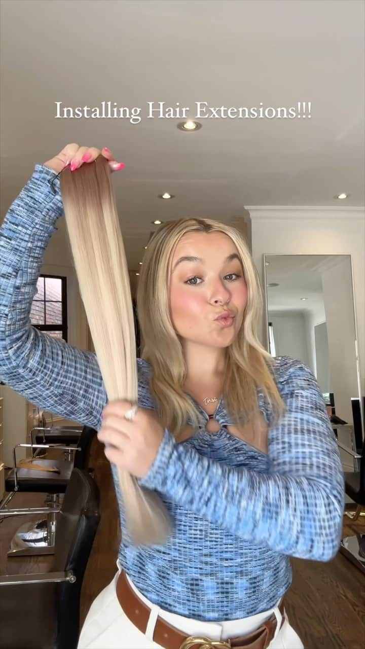 トーリ・ウェブスターのインスタグラム：「Installing hand tied weft hair extensions! 🎀💇🏼‍♀️💗  SALON ✨ @brush_beautybar via @jasonleehair  EXTENSIONS ✨ @brushdthelabel  SPECIALIST ✨ @natalie.ws   Hand Tied Wefts (Sewn In Hair) 🫢 • European Remy hair  • Ethically sourced  • Rooted colours for a seamless blend without custom colouring needed  • Lasts 8-12 months with proper maintenance and home care  • Completely custom install depending on your hair density, texture and health  • Enables you to achieve certain colour techniques and end goals without actually colouring their hair  • Can be worn consistently without sacrificing hair health • Enables hair to grow  • Zero damage when properly maintained at home   What do you think of my hair transformation? 💇🏼‍♀️🫢💗  #hairextensions #hairextension #handtiedwefts #hairtransformation #blonde #blondehair #blondespecialist #hairtutorial #hairtips #hairgoals #hairideas #hair #extensions #handtiedextensions」