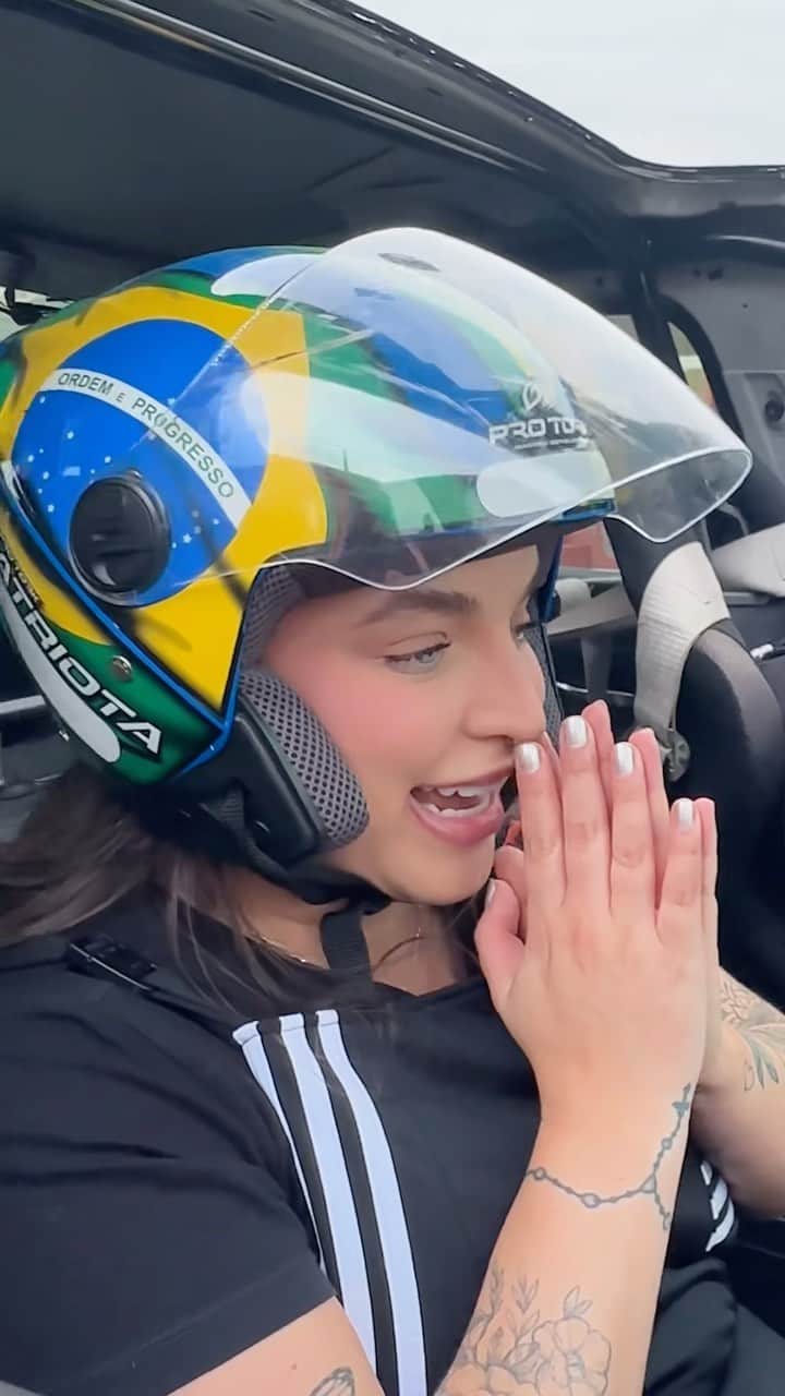 Bruna Unzuetaのインスタグラム：「E dessa vez o “Pela primeira vez” foi cheio de adrenalina e pneu queimado! Vim até Laranjal Paulista no @barbariusworld realizar o sonho da geração Fast and Furious, aprender a fazer o famoso Drift. E para essa aventura ninguém melhor que a dupla @joaobarion e @diegoshimazakii ,  obrigada meninos por fazerem essa experiência ser inesquecível.」