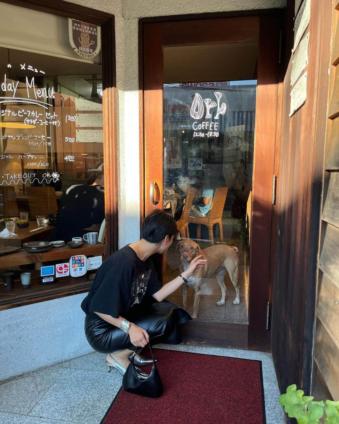 nami_kanemotoのインスタグラム：「#ナ私服  可愛いギャル🐶たちに会いに横浜へコーヒー飲みにいった日。 古着T  #DennisMorris 📸 タイトスカート @tsugumiw さんの @timelesswomen_official ♡すっごい柔らかくて着心地良くて試着して即決！ミニカバンは @byfar_official 。」