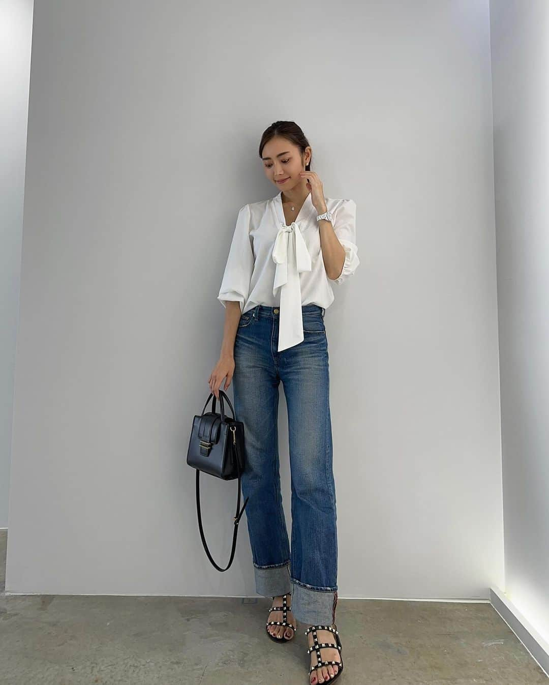 寺口智香のインスタグラム：「デニム　@ships_official  トップス アリエク サンダル @maisonvalentino  バッグ @zara  #シャツコーデ #リボンシャツ #アリエク購入品 #zaraコーデ #ザラジョ #ヴァレンティノ #valentino #ships #シップス #ワイドデニムパンツ #アラサーコーデ #アラサー美容 #ボディメイク #10kg痩せた #ダイエットビフォーアフター」