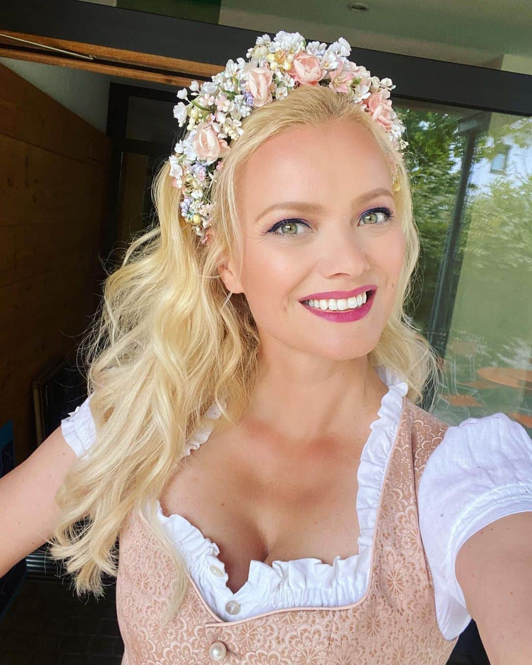 フランツィスカ・クヌッペのインスタグラム：「Day 2 at the Oktoberfest 💙🤍🌸🥨🍺 … on my way to Regine Sixt Damenwiesn  … wearing @sportalm_kb #dirndl #sportalm  @misslillyshats #flower #hairpiece  swipe 👉🏻to see my Dirndl 😘 more hair by @greatlengths」