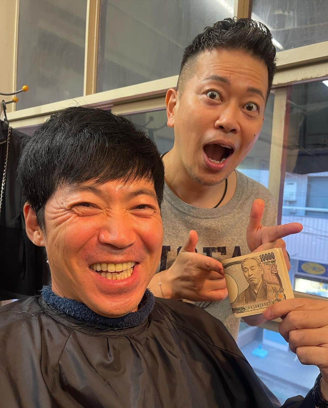 杉本知香さんのインスタグラム写真 - (杉本知香Instagram)「東さんと宮迫さん、同い年ショット😆 先日のテレビ千鳥 「宮迫さんのラヴ・イズ・オーヴァーを ちゃんと聴きたいんじゃ🎤」 面白過ぎてTVerで何度も観たら、頭の中で 宮迫さんの歌声が鬼ループ🤣  #中目黒美容室 #東貴博#東MAX #宮迫博之#宮迫さん #テレビ千鳥」9月18日 18時12分 - sugimotoc