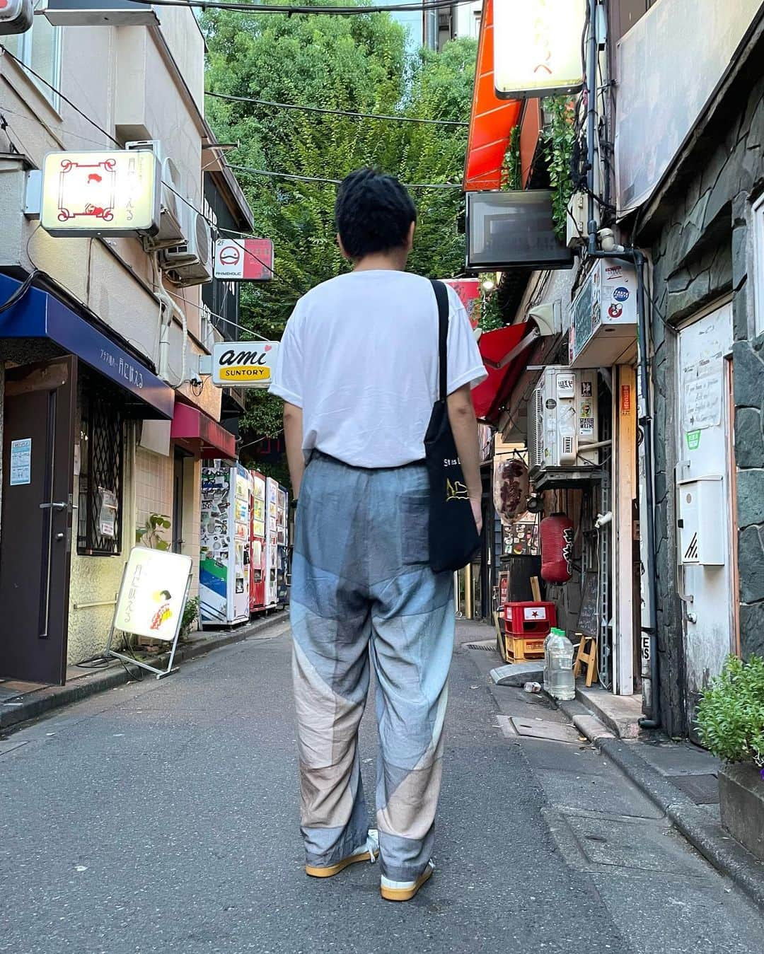 中込悠さんのインスタグラム写真 - (中込悠Instagram)「今日は 『ゴールデン街の酒場に入る勇気が出なくて何往復もしている人』。  いつかゴールデン街デビューができた際には、 きちんとご報告します。  tee:#undercover  pants:#yoke  shoes:#germantrainer   #古着  #ゴールデン街  #ootd  #エレガント人生中込  #エレガント人生」9月18日 18時12分 - nakagomeu