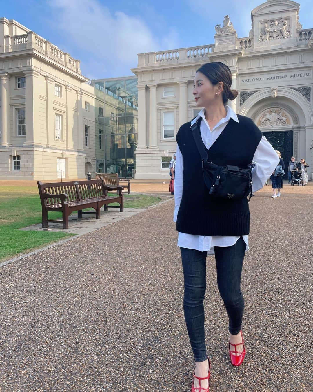 秋元玲奈さんのインスタグラム写真 - (秋元玲奈Instagram)「Adding a touch of color to my autumn outfit👠✨  赤い靴なんて、何年ぶりだろう...  #london #londonlife #fashion #autumncolors  #redshoes👠」9月18日 18時13分 - rena_akimoto