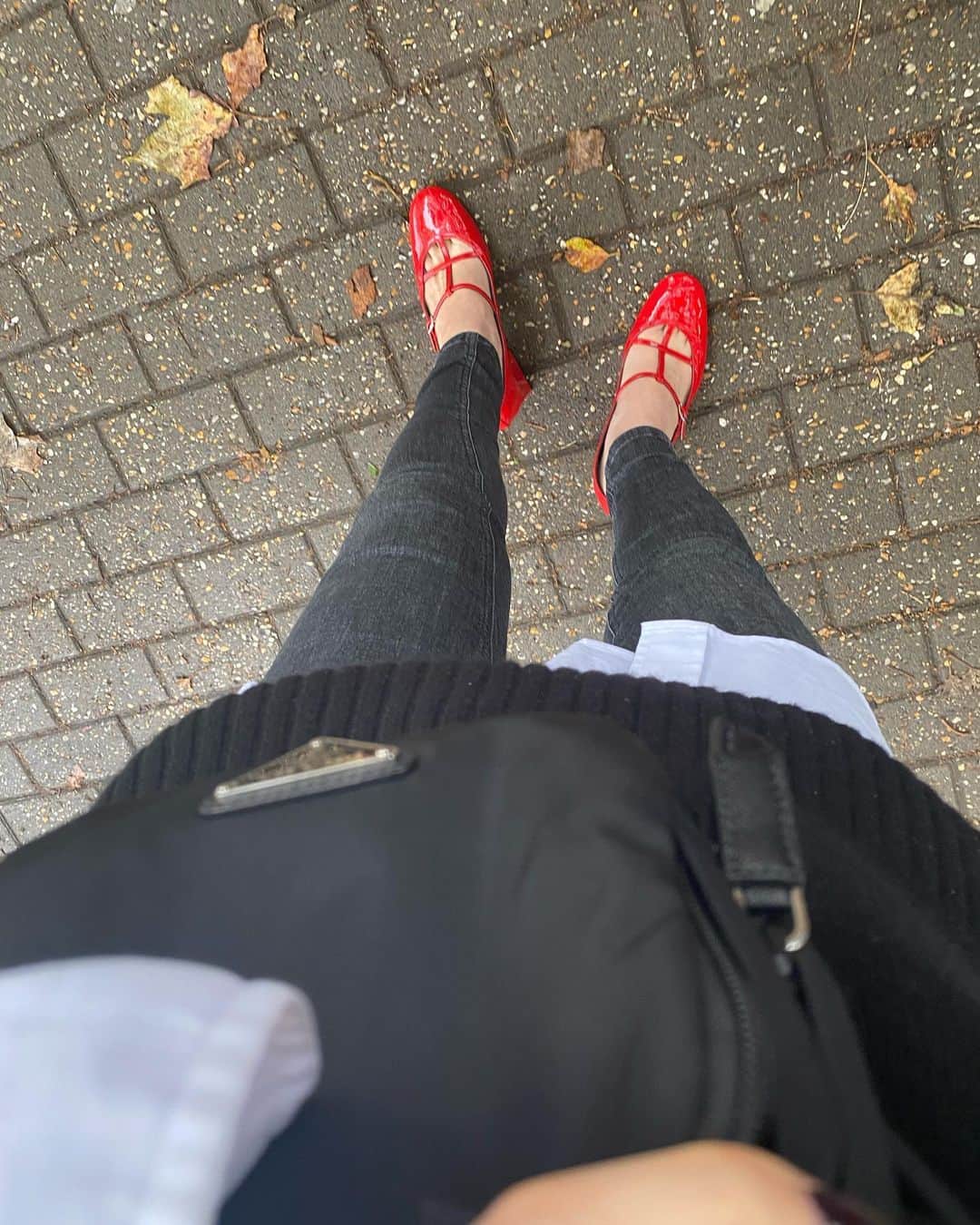 秋元玲奈のインスタグラム：「Adding a touch of color to my autumn outfit👠✨  赤い靴なんて、何年ぶりだろう...  #london #londonlife #fashion #autumncolors  #redshoes👠」