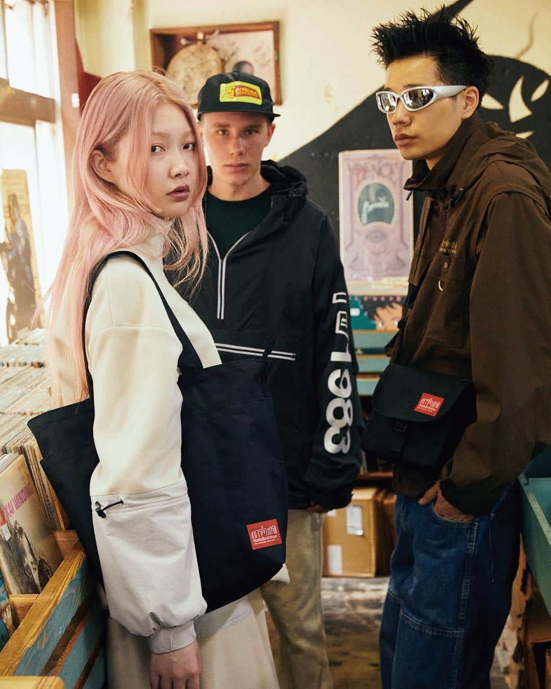 のインスタグラム：「FW2023新作アパレルコレクションが登場。  ライトアウター、スウェット、レディースアイテムなどがリリース。  ファッション性に加え、ブランドが追求する機能性も兼ね備えたラインナップです。  ・Manhattan Portage直営ストア : 2023/9/23 (土)発売 ・公式オンラインストア : 2023/9/22(金)発売  #manhattanportage #newyork #apparel  #マンハッタンポーテージ #マンハッタンポーテージ #ニューヨーク  #アパレル #秋コーデ #秋冬ファッション #秋ファッション」