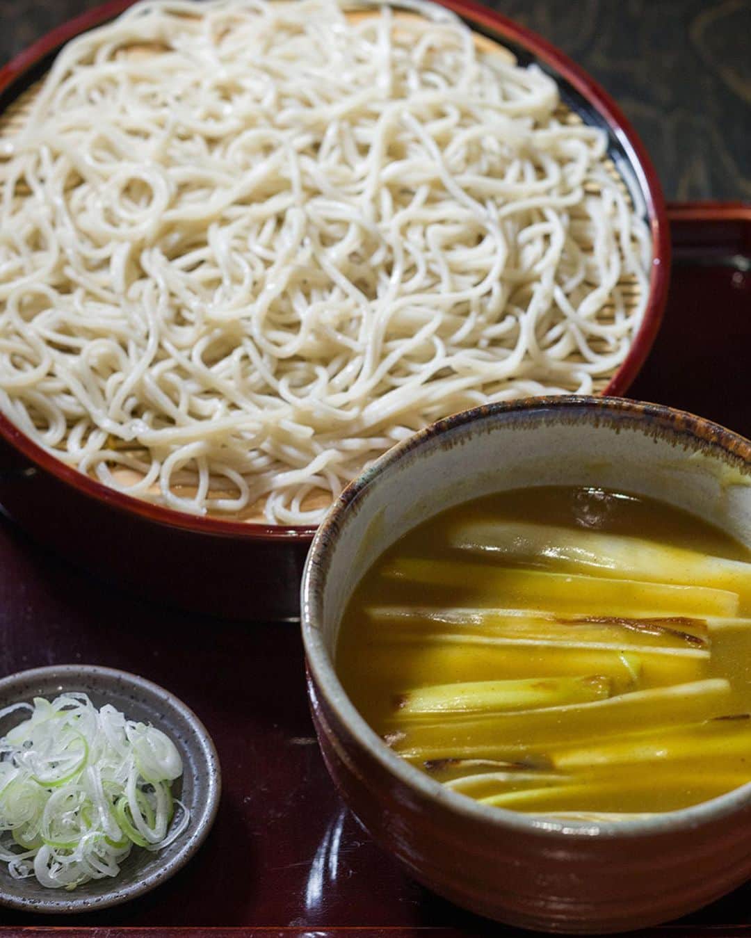 FRaUさんのインスタグラム写真 - (FRaUInstagram)「最近 #蕎麦 にハマっていて毎日のように食べ歩いているという音楽界のグルメ番長 #ホフディラン の #小宮山雄飛 さん。そんな蕎麦好きの小宮山さんがおすすめしてくれたのは、創業100年以上の超老舗店「茅場町 長寿庵」。  数あるメニューの中から、昼呑みのつまみにもおすすめという蕎麦屋としては珍しい #手羽先唐揚 や、意外なチョイスのお蕎麦 #カレー南せいろ がお気に入りなんだとか。グルメ通が推す"隠れた名物"ぜひチェックしてみてください☺️  #茅場町 #長寿庵 #茅場町グルメ #そば #老舗 #frau」9月18日 18時14分 - fraumagazine