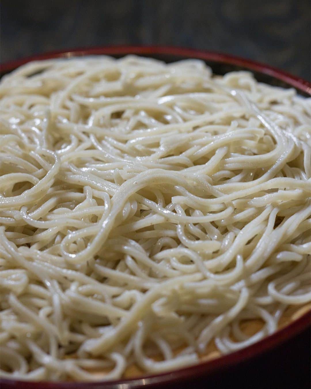 FRaUさんのインスタグラム写真 - (FRaUInstagram)「最近 #蕎麦 にハマっていて毎日のように食べ歩いているという音楽界のグルメ番長 #ホフディラン の #小宮山雄飛 さん。そんな蕎麦好きの小宮山さんがおすすめしてくれたのは、創業100年以上の超老舗店「茅場町 長寿庵」。  数あるメニューの中から、昼呑みのつまみにもおすすめという蕎麦屋としては珍しい #手羽先唐揚 や、意外なチョイスのお蕎麦 #カレー南せいろ がお気に入りなんだとか。グルメ通が推す"隠れた名物"ぜひチェックしてみてください☺️  #茅場町 #長寿庵 #茅場町グルメ #そば #老舗 #frau」9月18日 18時14分 - fraumagazine