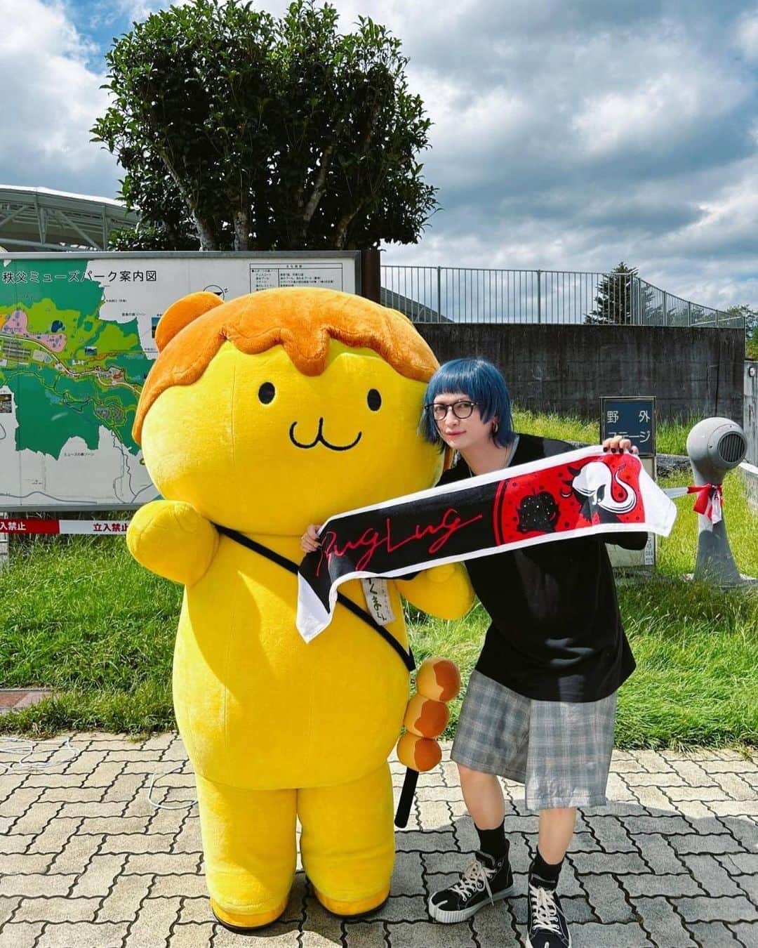 のインスタグラム：「ポテくまくん、今年もありがとう！！！ 会場時から居てくれたんだけど、みんなは写真撮りましたか？？？  しかし………バグサミラジオ体操があんなにわいたの初めてだよ笑 しかもしっかり体操してて頬が裂けた笑 フィナーレも騒いでくれてありがとう🫡　  ※最初に撮った時タオル逆に持ってた…  #バグサミ #バグサミ2023 #BugLug #ポテくまくん #一聖」