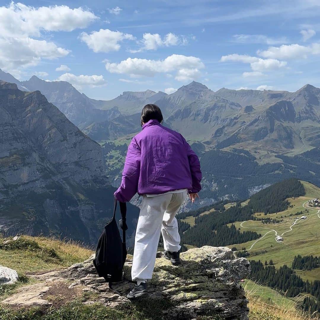 さいとうなるさんのインスタグラム写真 - (さいとうなるInstagram)「🎁🇨🇭  昨日はスイスのFallboden lake に行き、絶景を満喫してきました⛰️🥾  Fallbodenは標高2,100mほどで 山登りにあまり慣れていない私は 結構大変… (現地の方は散歩コースらしい😂)  こちらは人生で1度は観てみたかった景色だったので 伺うことができて大変満足でした😭👏 . . そして、そして、、、 皆様、お待たせしました🌝🫶  先日よりストーリーで 質問させていただいていた企画の発表です🛋️🕊️  今回、なんと @digdig.official さんとのタイアップで プレゼントキャンペーンを開催します👏👏  アイテムはなんと大人気のサロモンの xt-6 ADX "black" (私もお揃いです😎🫶)  応募は以下の3ステップで完了 ① @digdig.official をフォロー ② @naru060708 をフォロー ③ご希望のサイズをこの投稿のコメント欄へ!  ストーリーのタグ付けで 当選確率UP…!となりますので 沢山のご応募お待ちしております ※応募期間は本日から9月25日23時59分まで  #ootd#日々#シンプル#シンプルコーデ#メンズライク #秋コーデ#サムオム#somomandco#サムオムアンドコー#シティーポップ#シティボーイ #シティポップ#ストリートシック#ストリートコーデ #ストリート#アウトドアファッション#popey#ポパイ#cityboy#citystyle#サロモン#salomon#salomontx6 #スウェットパンツ#スイス旅行#ワイドパンツ#スウェットコーデ」9月18日 18時16分 - naru060708