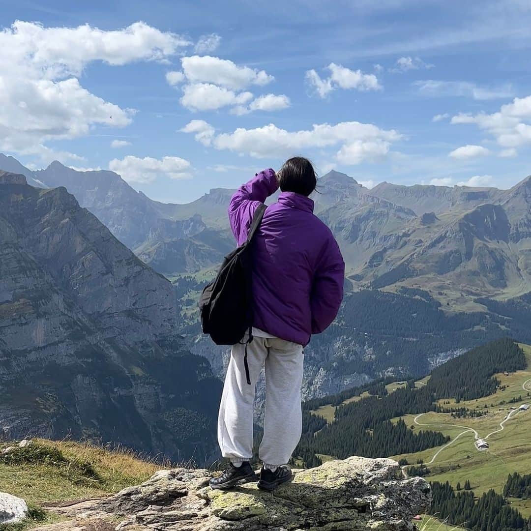 さいとうなるさんのインスタグラム写真 - (さいとうなるInstagram)「🎁🇨🇭  昨日はスイスのFallboden lake に行き、絶景を満喫してきました⛰️🥾  Fallbodenは標高2,100mほどで 山登りにあまり慣れていない私は 結構大変… (現地の方は散歩コースらしい😂)  こちらは人生で1度は観てみたかった景色だったので 伺うことができて大変満足でした😭👏 . . そして、そして、、、 皆様、お待たせしました🌝🫶  先日よりストーリーで 質問させていただいていた企画の発表です🛋️🕊️  今回、なんと @digdig.official さんとのタイアップで プレゼントキャンペーンを開催します👏👏  アイテムはなんと大人気のサロモンの xt-6 ADX "black" (私もお揃いです😎🫶)  応募は以下の3ステップで完了 ① @digdig.official をフォロー ② @naru060708 をフォロー ③ご希望のサイズをこの投稿のコメント欄へ!  ストーリーのタグ付けで 当選確率UP…!となりますので 沢山のご応募お待ちしております ※応募期間は本日から9月25日23時59分まで  #ootd#日々#シンプル#シンプルコーデ#メンズライク #秋コーデ#サムオム#somomandco#サムオムアンドコー#シティーポップ#シティボーイ #シティポップ#ストリートシック#ストリートコーデ #ストリート#アウトドアファッション#popey#ポパイ#cityboy#citystyle#サロモン#salomon#salomontx6 #スウェットパンツ#スイス旅行#ワイドパンツ#スウェットコーデ」9月18日 18時16分 - naru060708