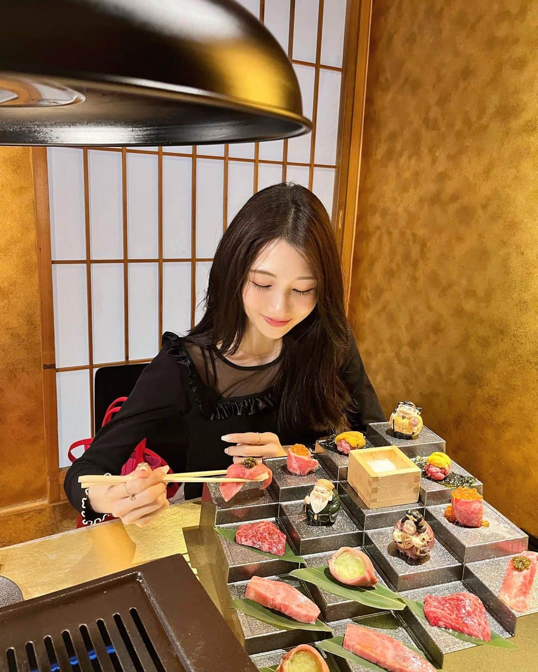 ANRIさんのインスタグラム写真 - (ANRIInstagram)「#광고 특A급 고베규 오마카세집🍣🫶🏻 📍오사카 야끼니꾸 맛집 키타마츠 @kitamatsu_shinsalbashi  특 A급 고베규를 먹을 수 있는 인기맛집!  프라이빗한 개별 룸도 잇고 역에서 가까워서 좋앗어용! ♡♡ 이렇게 예쁘규 고급스러운 플레이팅은 처음봐 .. 🤍  직원분이 나와서 배웅까지 해주셔서 처음부터 끝까지 대접받는  기분이라 뭔가 설명 할 수 없는 일본 느낌이? 느꼈오요 .. 🇯🇵🥰  #오사카여행 #오사카맛집 #고베규  #야끼니꾸 #야키니쿠 #키타마츠 #오마카세」9月18日 18時16分 - annnchannn