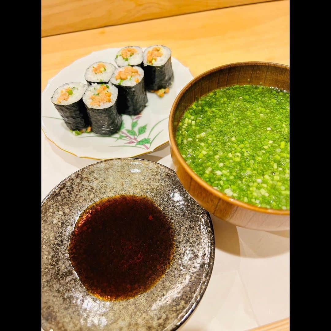 木村拓哉のインスタグラム：「⁡ ⁡ ⁡ 「お寿司屋さんにて、締めはいつもお椀をいただきます❕ そのタイミングで出していただく納豆巻き。 ご馳走様でしたぁ〜❕」 ⁡ PEACE‼︎ ⁡ STAYSAFE! ⁡ 拓哉 #木村拓哉#TakuyaKimura」