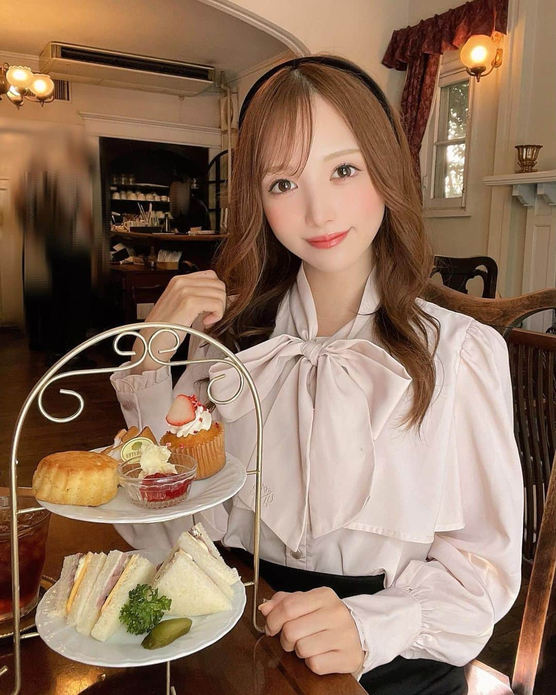 八鍬里美のインスタグラム：「えの木ていさんでアフヌン☕️.*･ﾟ 見た目から店内まで雰囲気がかわいすぎた...💗 本当はテラスでお茶したかったけど暑くて断念🥲  AW新作のボウタイブラウスにくびれ美脚スカート、PRADAのローファー合わせてフレンチガーリーなコーデにしてみました🐻💐  涼しくなったらまた行かなければ🥹❤︎  #えの木てい#横浜#横浜カフェ#フレンチガーリー#アンティークカフェ#アフヌン#ヌン活#ミシェルマカロン#michellmacaron#prada」