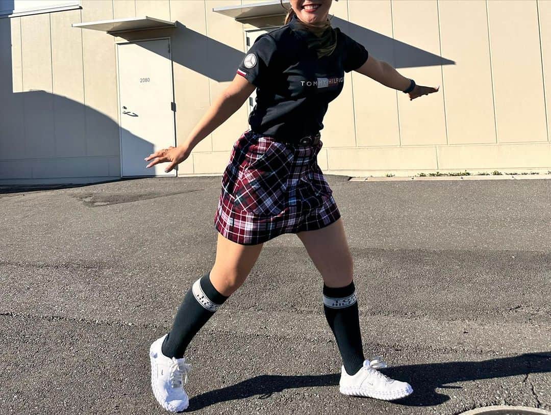 吉田有里さんのインスタグラム写真 - (吉田有里Instagram)「三井アウトレットパーク木更津トークショー今年もありがとうございました😊♥️ 皆様にお会いできて嬉しかったです！ 朝早くから待っててくださって本当に感謝です！！🥺 ・ 今日の靴は以前に　@niketokyo からギフトで届いたJフォースです✔️ ウェアはトミーの新作スカートを着用しました！！ バズゴルフ2021年から1年おきの表紙を集めてくださりました😳  今日たくさん元気もらったので残りのシーズンも全力で頑張ります！😊」9月18日 16時44分 - yuri_yoshida__