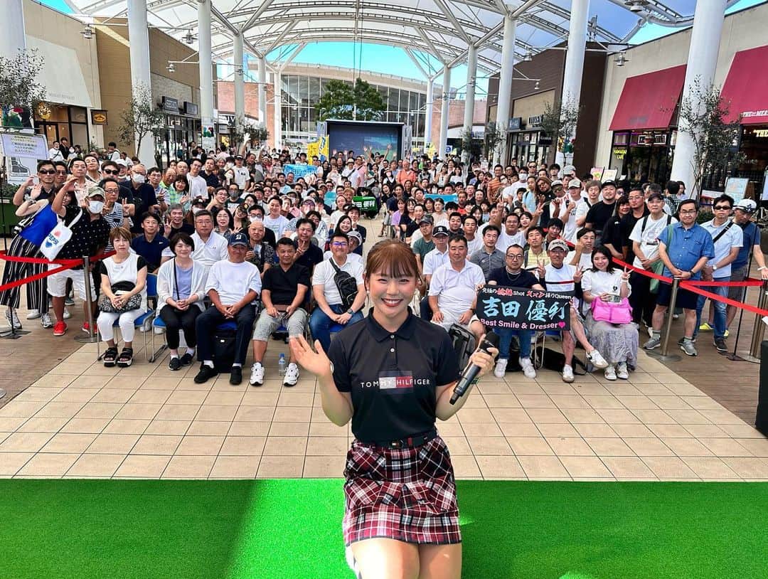のインスタグラム：「三井アウトレットパーク木更津トークショー今年もありがとうございました😊♥️ 皆様にお会いできて嬉しかったです！ 朝早くから待っててくださって本当に感謝です！！🥺 ・ 今日の靴は以前に　@niketokyo からギフトで届いたJフォースです✔️ ウェアはトミーの新作スカートを着用しました！！ バズゴルフ2021年から1年おきの表紙を集めてくださりました😳  今日たくさん元気もらったので残りのシーズンも全力で頑張ります！😊」
